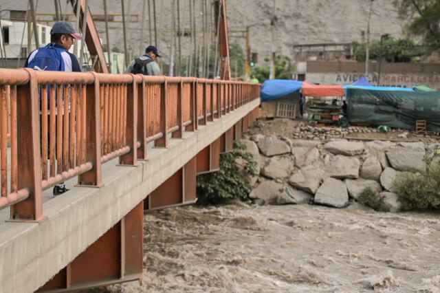  Personas observan el caudal del Río Rímac, a la altura del&nbsp;puente&nbsp;Ñaña. Foto: Miguel Vásquez/LR    