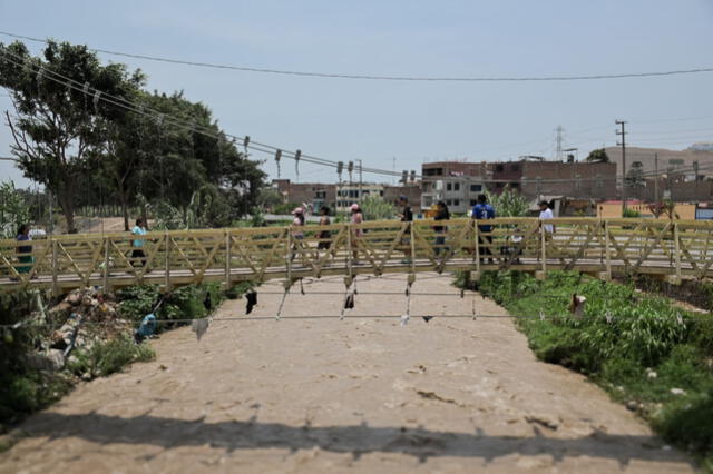 Aumento del caudal en el río chillón al mediodía del 5 de enero. Foto: Miguel Vásquez    