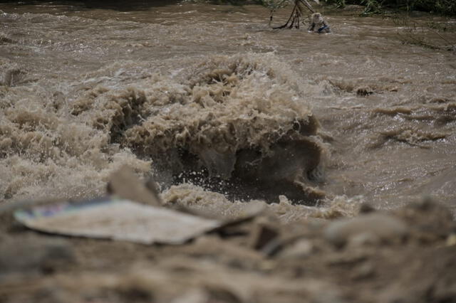 Algunos tramos del río Chillón presentan un elevado caudal en donde Senamhi anunció alerta hidrológica. Foto: Miguel Vásquez.   