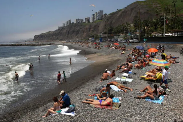  Solo 37 de las 130 playas de Lima están consideradas como aptas para bañistas. Foto: Andina<br><br>    