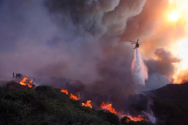  Las autoridades tratan de apagar el incendio de todas las formas posibles. Foto: AFP   