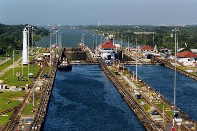 El Canal de Panamá, una de las mayores obras de ingeniería del siglo XX, conecta el mar Caribe con el océano Pacífico a través del punto más estrecho del istmo, con 82 km de longitud. Foto: Wikimedia Commons/Stan Shebs. 