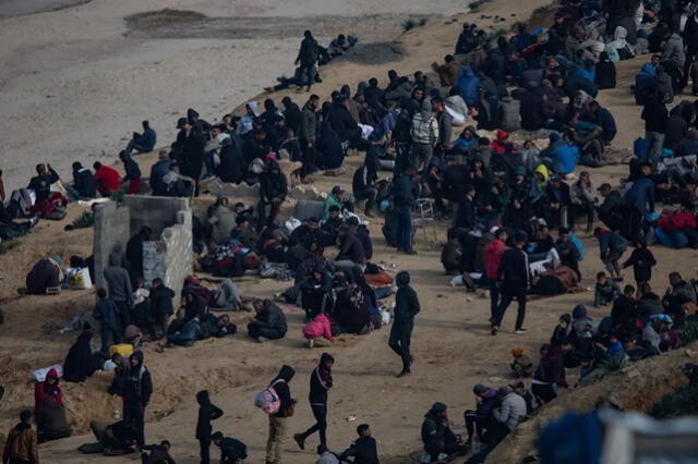  Palestinos se reúnen en el centro de la Franja de Gaza. Foto: Haitham Imad / EFE   