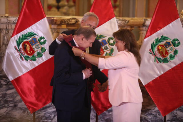  Edmundo González Urrutia llega a Lima y es condecorado por Dina Boluarte en Palacio de Gobierno.   