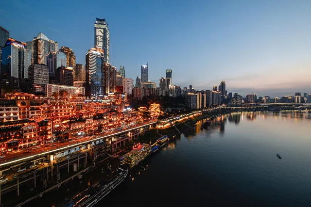 El contraste entre naturaleza y urbanismo en Chongqing asombra a los visitantes, ya que la ciudad se expande verticalmente para superar las limitaciones de su entorno. Foto: Wikimedia Commons.   