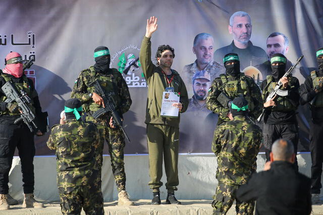 Ofer Kalderon saluda tras ser liberado. Foto: AFP Ofer Kalderon saluda tras ser liberado. Foto: AFP