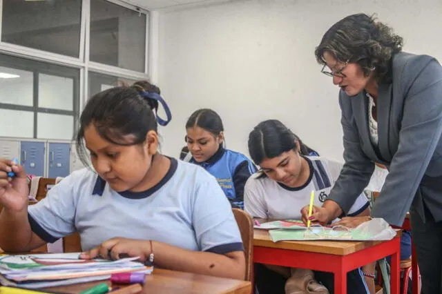 Docente capacitando a estudiantes del colegio General Prado. Foto: Andina Docente capacitando a estudiantes del colegio General Prado. Foto: Andina