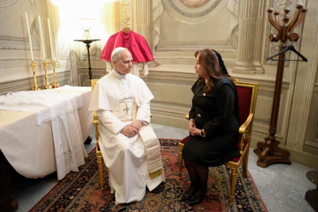 Dina Boluarte en la sacristía del Vaticano. A la derecha, el colgador de ropa del Papa León XIV. Foto: Vaticano Dina Boluarte en la sacristía del Vaticano. A la derecha, el colgador de ropa del Papa León XIV. Foto: Vaticano