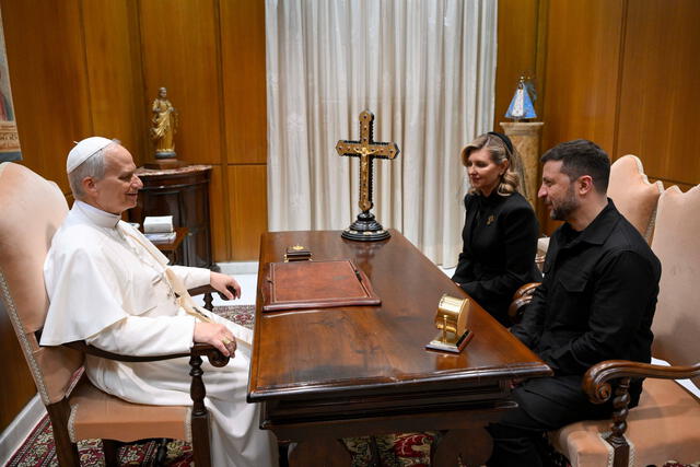 Volodímir Zelenski junto al Papa León XIV en una de las oficinas del Vaticano junto con a su esposa Elena Zelenska. Volodímir Zelenski junto al Papa León XIV en una de las oficinas del Vaticano junto con a su esposa Elena Zelenska.