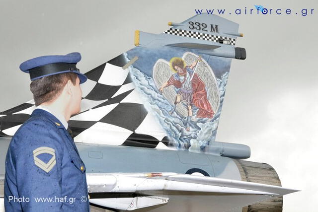 <em> Aleta vertical del avión F-16 pintado con un arcángel. Foto: difusión.</em> <em> Aleta vertical del avión F-16 pintado con un arcángel. Foto: difusión.</em>