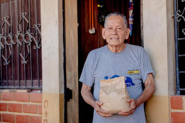  Vecinos entreguen materiales reciclables y, a cambio, reciban plantas o abono orgánico.   