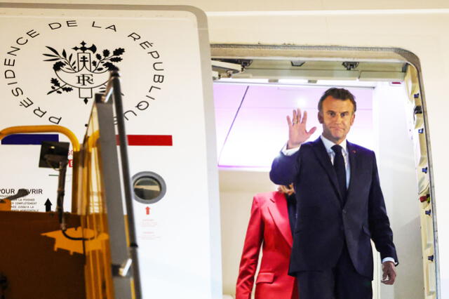 El Elíseo confirmó la autenticidad del video donde Brigitte Macron golpea a su esposo al llegar a Vietnam. Foto: AFP El Elíseo confirmó la autenticidad del video donde Brigitte Macron golpea a su esposo al llegar a Vietnam. Foto: AFP