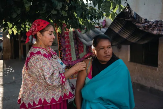  A Julia le gustaría ser recordada como la enfermera que llevaba un termo de vacunas por las calles. | Organización Panamericana de la Salud (OPS)   