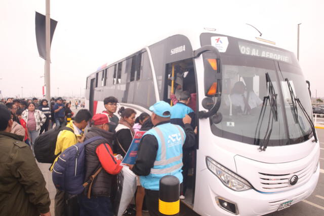 Buses AeroDirecto son los únicos de su tipo que acerca a pasajeros al nuevo terminal. Foto: Marco Cotrina/La República Buses AeroDirecto son los únicos de su tipo que acerca a pasajeros al nuevo terminal. Foto: Marco Cotrina/La República