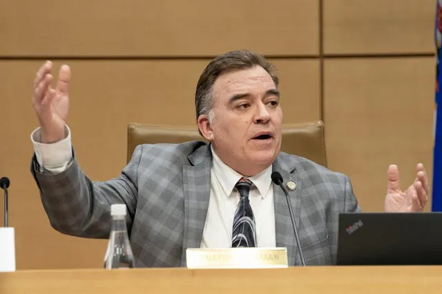 El estado de salud del senador John Hoffman permanece monitoreado. El estado de salud del senador John Hoffman permanece monitoreado.