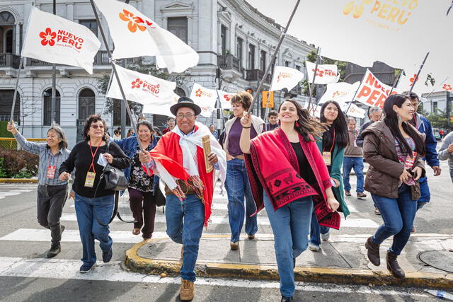 Vicente Alanoca y Verónika Mendoza. El primero será candidato presidencial de Nuevo Perú. Una sorpresiva elección. Foto: Nuevo Perú. Vicente Alanoca y Verónika Mendoza. El primero será candidato presidencial de Nuevo Perú. Una sorpresiva elección. Foto: Nuevo Perú.