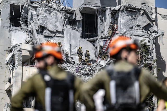 Búsqueda y rescate en el edificio de siete plantas que fue alcanzado por un misil balístico disparado desde Irán. Foto: Mostafa Alkharouf/Anadolu/Getty Images Búsqueda y rescate en el edificio de siete plantas que fue alcanzado por un misil balístico disparado desde Irán. Foto: Mostafa Alkharouf/Anadolu/Getty Images