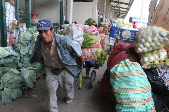  Durante el último año, el valor mensual per cápita de la canasta se incrementó a S/465. Foto: Andina   