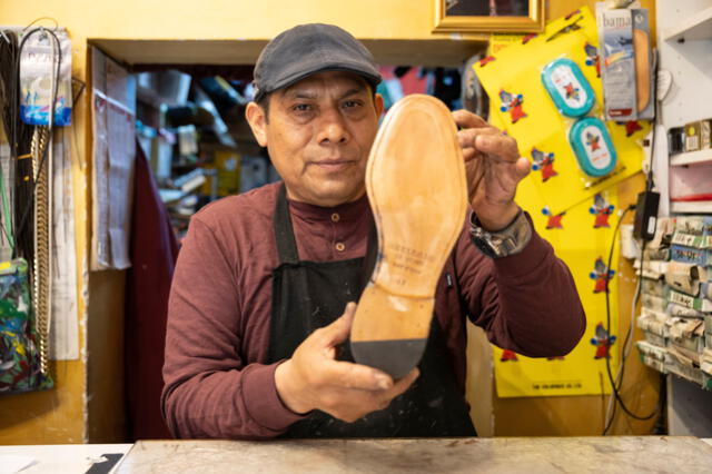  Antonio Arellano, padre de Daniel, hizo el icónico calzado de Benedicto XVI y escribió un libro al respecto. Foto: El País    