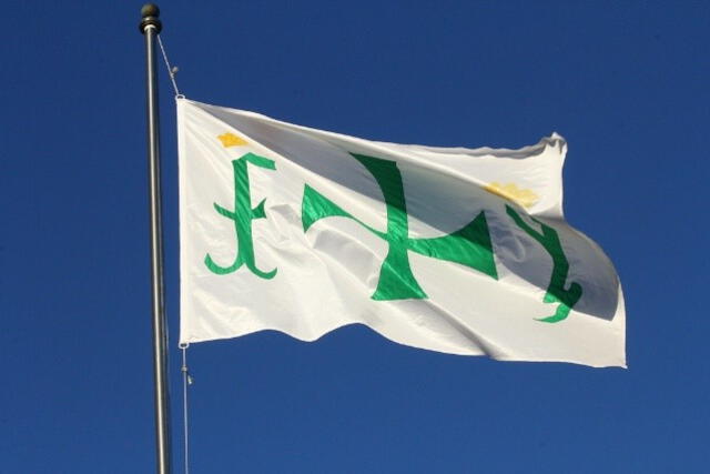 La primera bandera izada en el Nuevo Mundo durante la expedición de Colón. Foto: Britannica. La primera bandera izada en el Nuevo Mundo durante la expedición de Colón. Foto: Britannica.