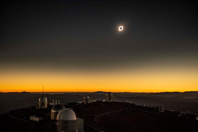  Un eclipse solar ocurre cuando la Luna pasa entre el Sol y la Tierra, bloqueando parcial o totalmente la luz. Foto: AFP   