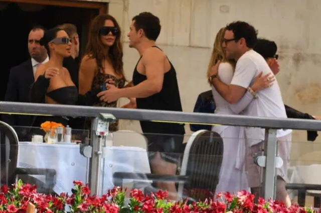 El actor fue visto saludando a Kim Kardashian con un beso en la mejilla. El actor fue visto saludando a Kim Kardashian con un beso en la mejilla.