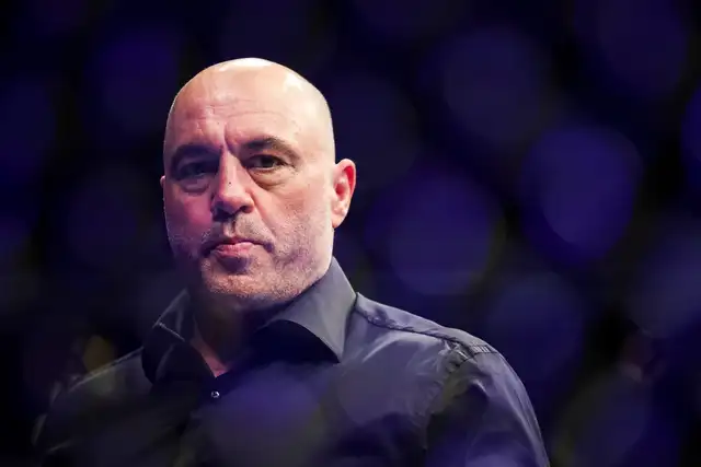 Joe Rogan es conocido por su podcast, donde incluye temas políticos.    
