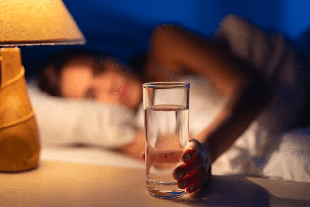 Uróloga recomienda evitar tomar bebidas al menos dos horas antes de ir a dormir. Foto: Envato. Uróloga recomienda evitar tomar bebidas al menos dos horas antes de ir a dormir. Foto: Envato.