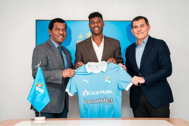 Miguel Araujo junto a Julio César Uribe y Gustavo Zeballos. Foto: Club Sporting Cristal   