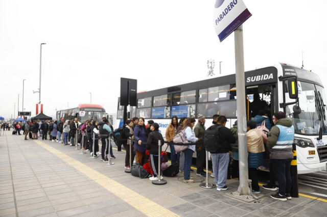 Los pasajeros aseguran que falta una señalización en el servicio de AeroDirecto para identificar las rutas. Foto: Sebastián Blanco   