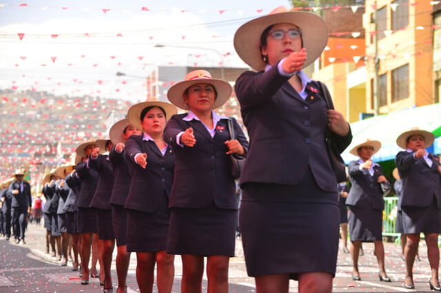  Docentes también participan en desfile escolar 2025. Foto: cortesía   