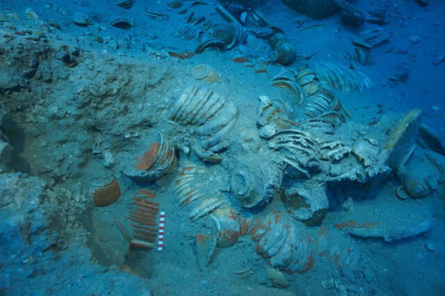 El sitio del naufragio de cerámica frente a la costa de Adrasan, en la provincia turca de Antalya. Foto: Turkiye Today. El sitio del naufragio de cerámica frente a la costa de Adrasan, en la provincia turca de Antalya. Foto: Turkiye Today.