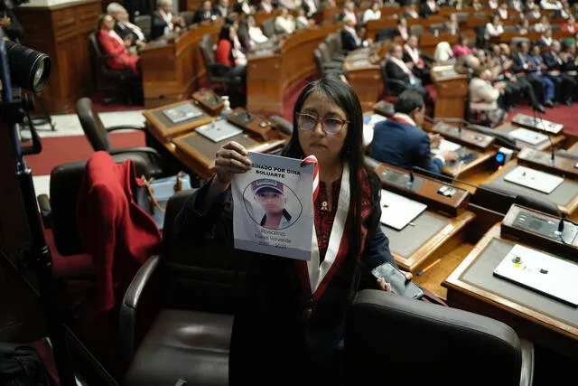 Congresista Ruth Luque muestra fotografía de ciudadano asesinado durante las protestas. Foto: John Reyes / URPI - LR Congresista Ruth Luque muestra fotografía de ciudadano asesinado durante las protestas. Foto: John Reyes / URPI - LR