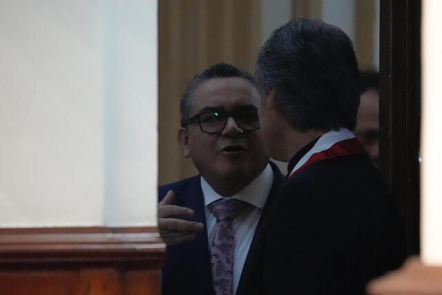  Santiváñez junto a algunos legisladores. Foto: Jhon Reyes/La República  