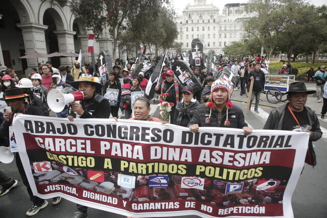 Diversos colectivos y gremios marcharon con dirección a la av. Evitamiento desde la plaza San Martin. Foto: Marco Cotrina/La República Diversos colectivos y gremios marcharon con dirección a la av. Evitamiento desde la plaza San Martin. Foto: Marco Cotrina/La República