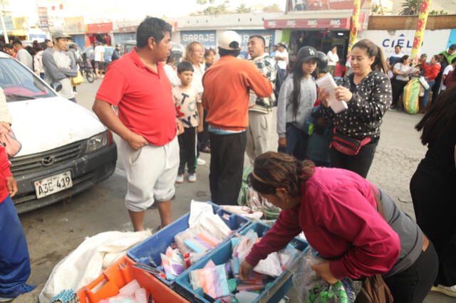 Comerciantes y pescadores ofrecen otros productos caídos de contenedores a precios bajos.