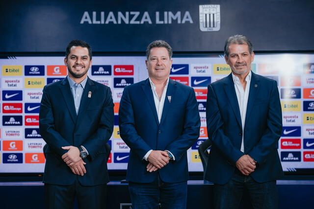Franco Navarro Jr. junto a Fernando Cabada, gerente general de Alianza Lima, y Franco Navarro. Foto: Club Alianza Lima Franco Navarro Jr. junto a Fernando Cabada, gerente general de Alianza Lima, y Franco Navarro. Foto: Club Alianza Lima