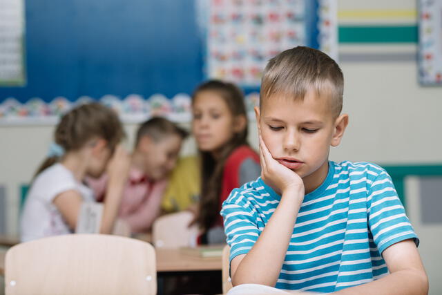 Para la experta, habría dificultades cognitivas, que harían a un niño más introvertido. Foto: Freepik