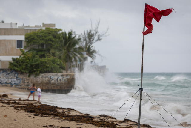 Así lo advirtieron sobre la llegada de las olas en Puerto Rico el pasado domingo. Foto: AFP.   