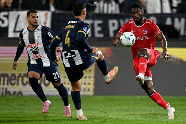 Alianza Lima fue muy superior a la U. Católica en el partido de ida. Foto: AFP Alianza Lima fue muy superior a la U. Católica en el partido de ida. Foto: AFP