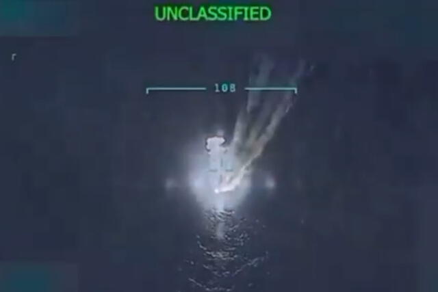  El gobierno de EEUU publicó un video donde se ve cómo derribaron la embarcación clasificada como 'narcotraficante' en el Caribe. Foto: Captura de video.   