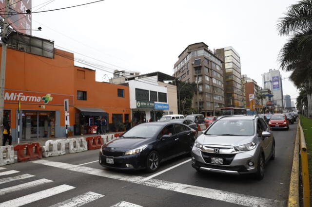 Intenso tráfico en la avenida Javier Prado hace perder minutos de viajes a transportistas y pasajeros. Foto: Sebastián Blanco Salazar/La República Intenso tráfico en la avenida Javier Prado hace perder minutos de viajes a transportistas y pasajeros. Foto: Sebastián Blanco Salazar/La República