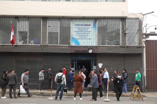 Nélida Cruz Huamán confirma que el cuerpo hallado en SJM pertenece a su hermano, pero no le dejan retirarlo debido a trámites. Foto: Carlos Feliz / URPI-LR Nélida Cruz Huamán confirma que el cuerpo hallado en SJM pertenece a su hermano, pero no le dejan retirarlo debido a trámites. Foto: Carlos Feliz / URPI-LR