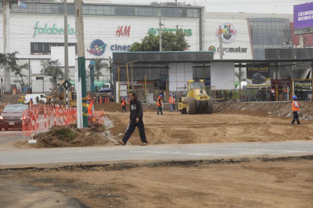Ciudadanos deberán sortear cintas perimétricas y montículos de tierra producto de la obra. Foto: Carlos Félix / La República Ciudadanos deberán sortear cintas perimétricas y montículos de tierra producto de la obra. Foto: Carlos Félix / La República