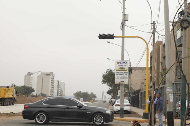 Semáforos inoperativos en Vía Expresa Sur. Foto: Carlos Félix / La República Semáforos inoperativos en Vía Expresa Sur. Foto: Carlos Félix / La República