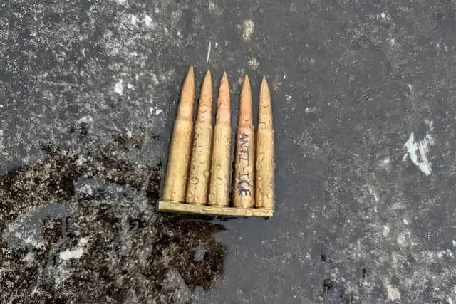 FBI investiga el caso y los mensajes hallados en las balas, como el que decía "anti-ICE". Foto: BBC<br> FBI investiga el caso y los mensajes hallados en las balas, como el que decía "anti-ICE". Foto: BBC<br>