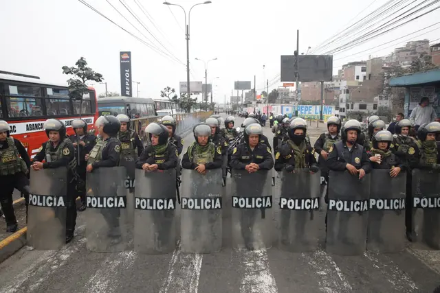 Cordón policial impidió el paso de los transportistas. Foto: Carlos Félix Cordón policial impidió el paso de los transportistas. Foto: Carlos Félix
