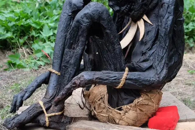  En Papúa se usaba una técnica similar en relación con el proceso de momificación.   