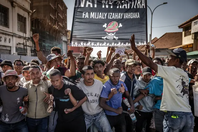  Los manifestantes de la Generación Z sostienen una gran pancarta con una versión del logotipo del popular manga One Piece. Foto: AFP   