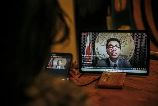 Andry Rajoelinadando un Mensaje a la Nación desde su casa en Antananarivo, Madagascar, el 13 de octubre de 2025. Foto: AFP<br> Andry Rajoelinadando un Mensaje a la Nación desde su casa en Antananarivo, Madagascar, el 13 de octubre de 2025. Foto: AFP<br>